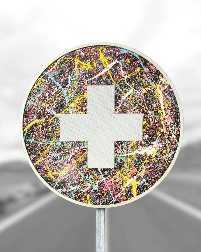 Panneau détourné en forme de croix, série SIGNAL, œuvre d’Olivier Deruyttere sur l’autorité et les symboles