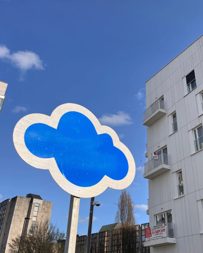 Panneau signalétique détourné en forme de nuage, série SIGNAL, Olivier Deruyttere