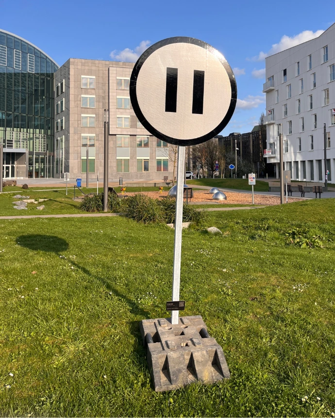 Panneau pause détourné, série SIGNAL, critique des injonctions contemporaines, Olivier Deruyttere