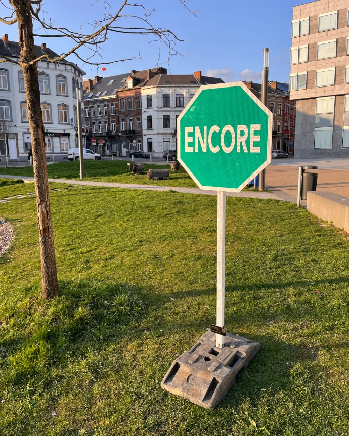 Olivier Deruyttere série signal panneau octogonal encore sur fond vert